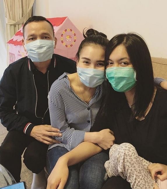 Ayu Ting Ting bersama ayahnya, saat menjenguk putri Denada, Shakira Aurum. (Instagram)