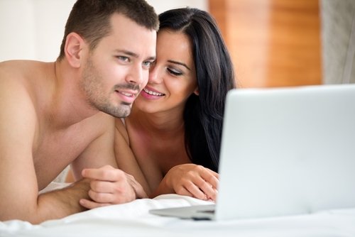 Ilustrasi menonton film porno bersama pasangan.  (Shutterstock)