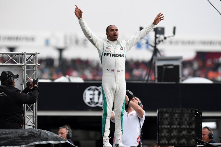 Pebalap Inggris Lewis Hamilton rayakan kemenangannya di sirkuit Hockenheim, Minggu (22/7/2018) [AFP] 