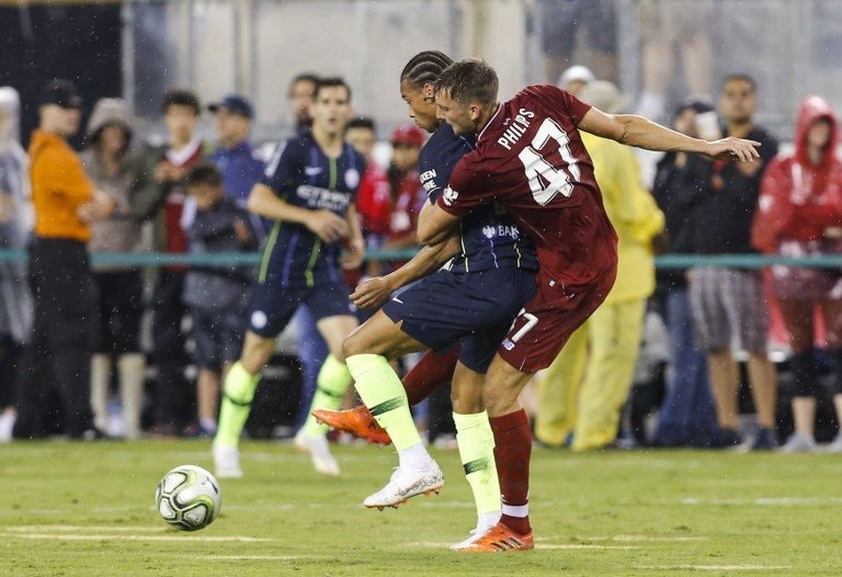 Pemain Manchester City berebut bola dengan pemain Liverpool Nathaniel Phillips dalam laga pramusim yang berlangsung di Metlife Stadium, New Jersey, AS, Kamis (26/7/2018) [AFP]