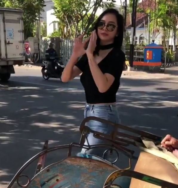 Aura Kasih melakukan aksi Kiki Challenge dengan becak. (Instagram)