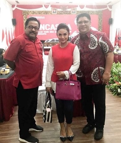 Krisdayanti diapit Rano Karno dan Jeffry Waworuntu. [Instagram]