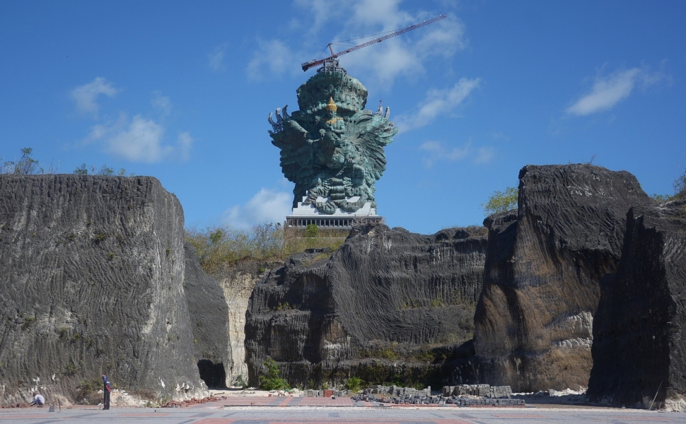 Patung Garuda Wisnu Kencana (GWK) terlihat seusai proses pemasangan modul di Jimbaran, Bali, Kamis (5/7). [Antara/Wira Suryantala] 