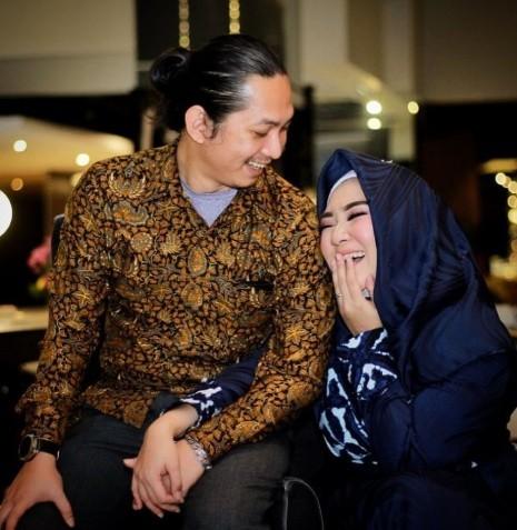 Sulis dan suami [Instagram]