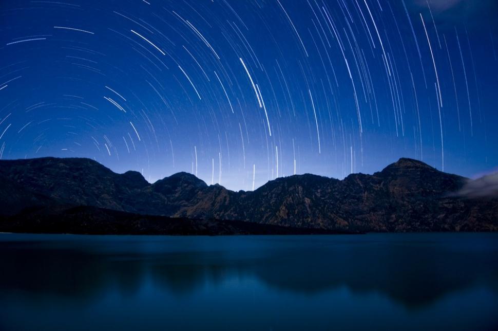 Danau Segara Anak di waktu malam dengan bintang-gemintang [Shutterstock].