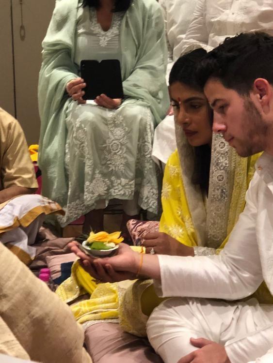 Priyanka Chopra dan Nick Jonas menjalani acara adat Roka. (Pinkvilla)