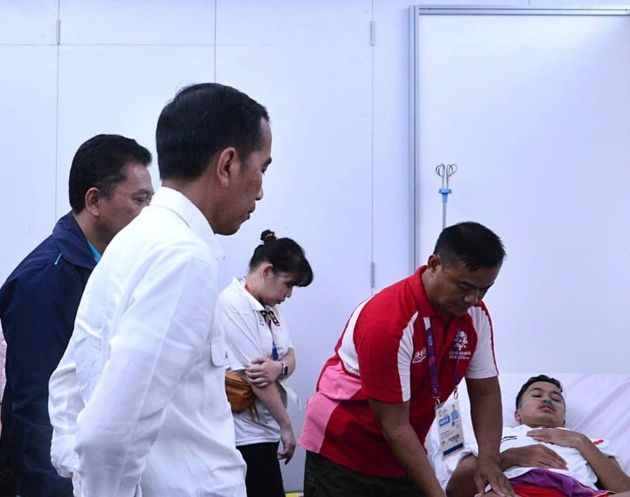 Presiden Jokowi mengunjungi Anthony Sinisuka Ginting di ruang medis. Anthony mengalami cedera saat menghadapi pebulutangkis Cina Shi Yuqi di partai pertama final beregu putra Asian Games 2018, Rabu (22/8/2018) [Istimewa]