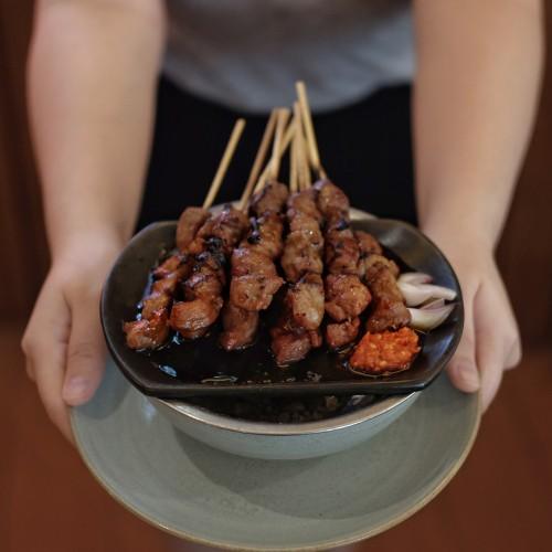 Saat Idul Adha banyak orang membuat sate kambing. (Shutterstock)