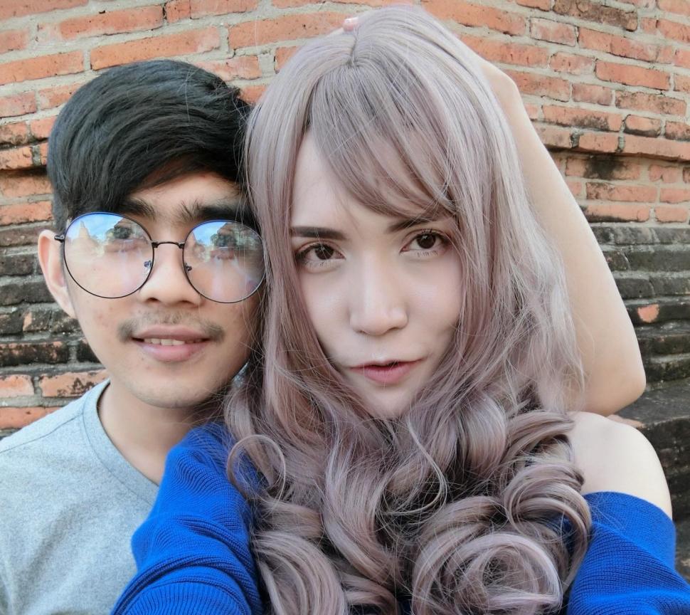 Model cantik Nutchanart Chaichan dan kekasihnya Wutthichai Saeng-ngern yang bekerja sebagai tukang ojek. [Facebook/Nutchanart Chaichan]