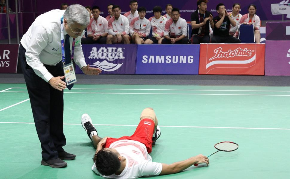 Pebulutangkis tunggal putra Indonesia, Anthony Sinisuka Ginting, alami cedera saat melawan wakil Cina, Shi Yuqi, dalam final bulutangkis beregu putra Asian Games 2018 di Istora Senayan, Jakarta, Rabu (22/8). [Humas PBSI]