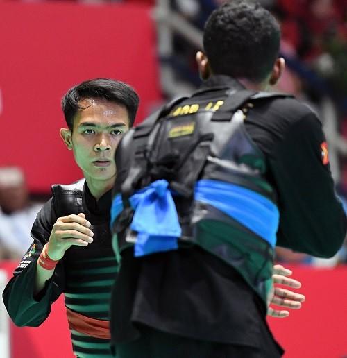 Pesilat Timor Leste David No-Ano Ximenes (kanan) bertanding melawan pesilat Indonesia Komang Harik Adi Putra (kiri) dalam babak 16 besar Kelas E Putra Asian Games 2018 Pencak Silat di Padepokan Pencak Silat Taman Mini Indonesia Indah (TMII), Jakarta, Kamis (23/8). ANTARA FOTO/INASGOC/Dewi Nurcahyani