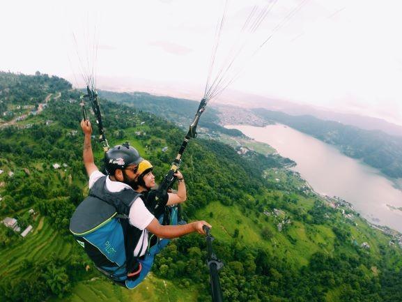 Wisatawan saat melakukan paralayang di Pokhara, Nepal, dengan ketinggian 4500 kaki.