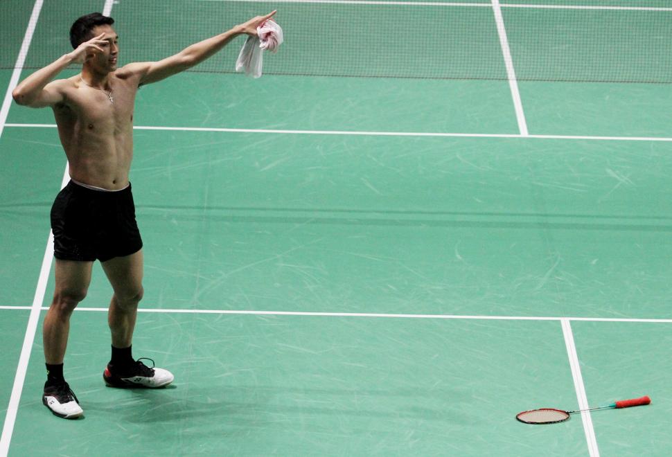 Jonatan berhasil meraih medali emas usai menaklukan tunggal putra China Taipei, Chou Tien Chen dengan skor 21-18, 20-22 dan 21-15.(Suara.com/Oke Dwi Atmaja)