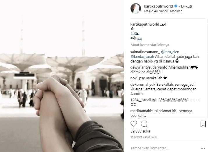 Foto Kartika Putri menggenggam tangan seorang lelaki. [Instagram]