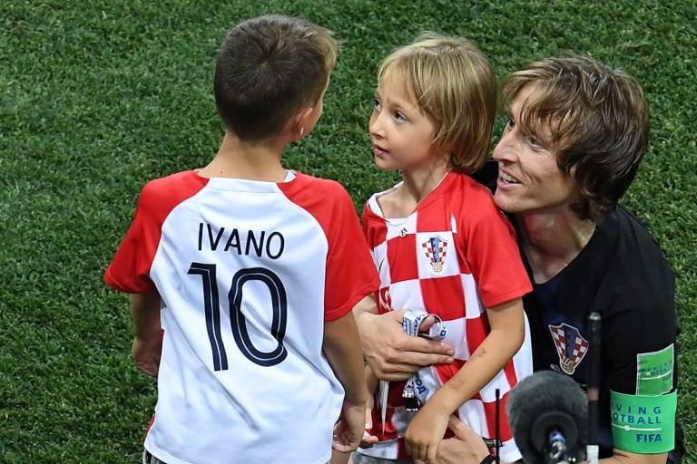 Luka Modric bersama dua anaknya, Ivano dan Ema, usai semifinal Piala Dunia 2018 [AFP]