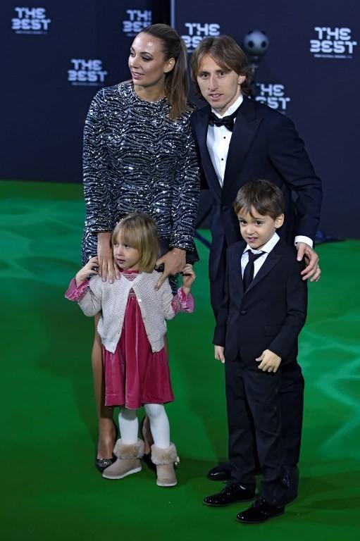 Pemain Real Madrid Luka Modric bersama istri dan dua anaknya menghadiri acara UEFA [AFP]