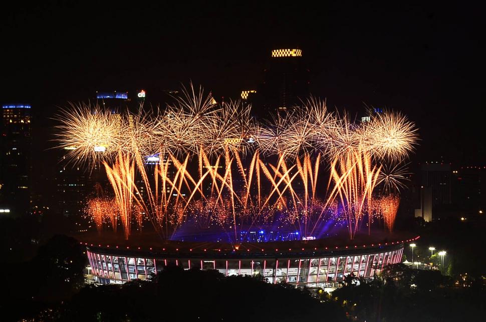 Pesta kembang api menyemarakkan Upacara Penutupan Asian Games ke-18 Tahun 2018 di Stadion Utama GBK, Senayan, Jakarta, Minggu (2/9). [Suara.com/Muhaimin A Untung]