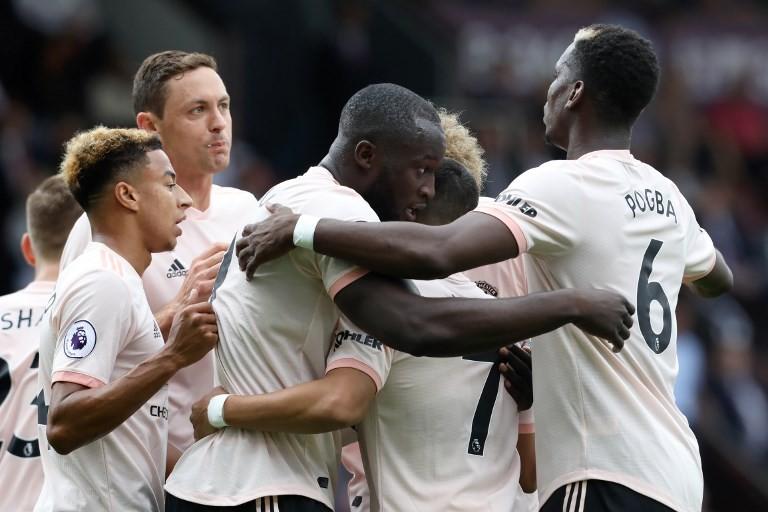 Pemain MU Romelu Lukaku rayakan golnya ke gawang Burnley dalam pertandingan yang berlangsung di Turf Moor, Minggu (2/9/2018) [AFP]