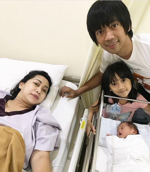 Rian D'Masiv bersama istri dan dua anaknya. (Instagram)