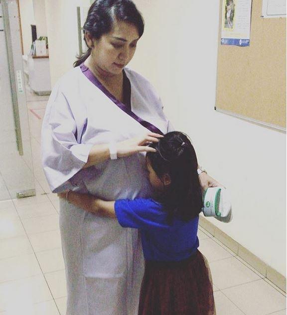 Anak pertama Rian D'Masiv memeluk sang ibu sebelum melakukan persalinan. (Instagram)