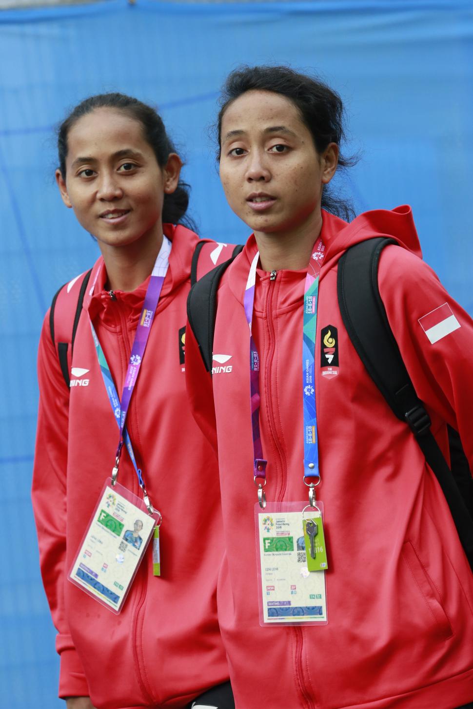 Pemain sepak takraw putri Indonesia Lena (kiri) dan Leni (kanan) berfoto usai melawan Vietnam pada semifinal quadrant putri sepak takraw Asian Games 2018 di GOR Ranau, Jakabaring Sport City (JSC), Palembang, Sumatera Selatan, Jumat (31/8). Tim Indonesia dikalahkan Vietnam dan hanya menyumbangkan perunggu. ANTARA FOTO/INASGOC/Ferdy Siregar