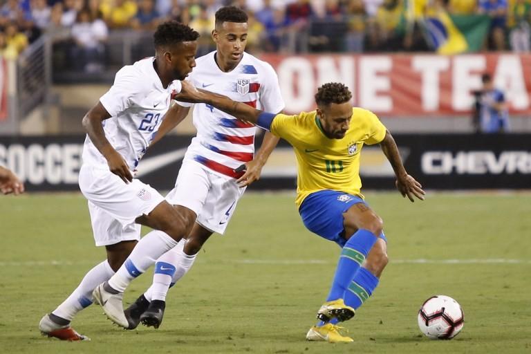 Kapten timnas Brasil Neymar meloloskan diri dari dua kawalan pemain AS di laga persahabatan yang berlangsung di MetLife Stadium, New Jersey, Sabtu (8/9/2018) [AFP]