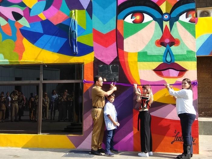 Gubernur DKI Jakarta Anies Baswedan meresmikan seni mural karya seniman Kolombia di Taman Ismail Marzuki (TIM). (Suara.com/Chintya Sami Bhayangkara)