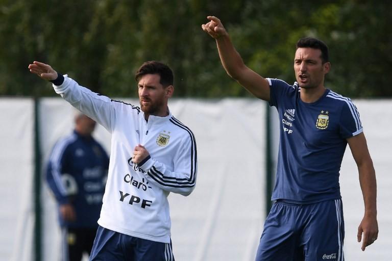 Pemain Argentina Lionel Messi (kiri) dan asisten pelatih timnas Argentina Lionel Scaloni [AFP]