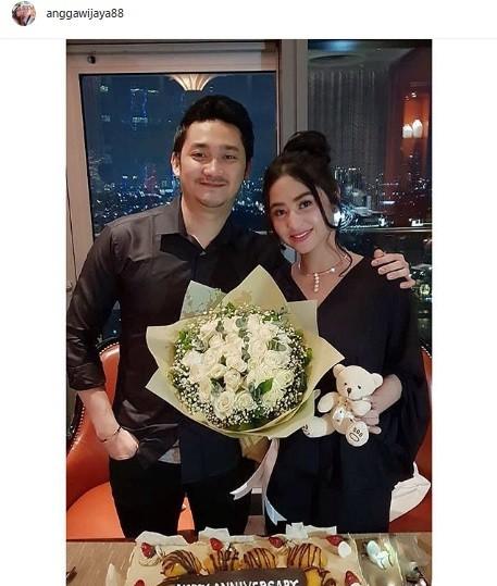 Foto Dewi Perssik - Angga Wijaya rayakan hari jadi pernikahan. [Instagram]