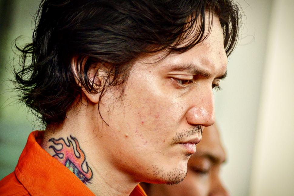 Tersangka kasus narkoba Ozzy Albar dihadirkan saat rilis kasus narkoba di Polda Metro Jaya,Jakarta