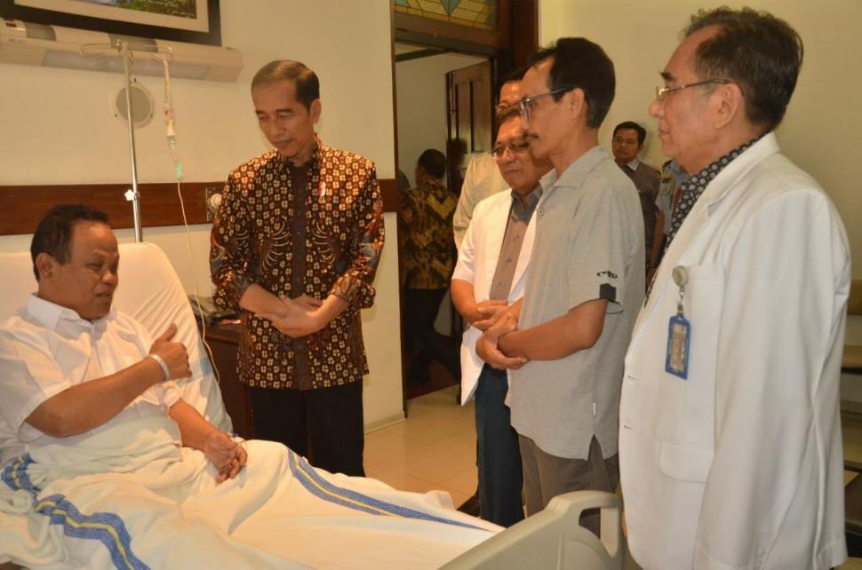 Presiden Joko Widodo (Jokowi) menjenguk pembuat mobil Esemka, Sukiyat (61 tahun) di RS Bethesda, Yogyakarta, Jum'at (14/9/2018) [Suara.com/Abdus Soemadh]