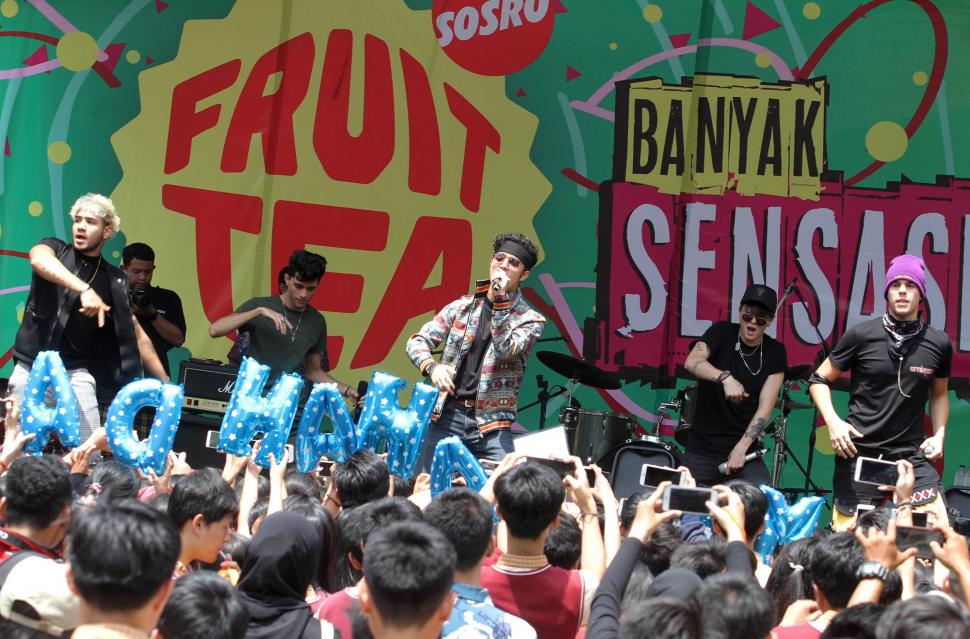 Boyband Latin CNCO Guncang Panggung Fruit Tea School Sensation Boyband Latin CNCO Guncang Panggung Fruit Tea School Sensation