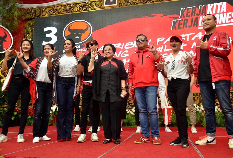 Sejumlah Artis Pamerkan Atribut Kampanye Milenial PDIP Sejumlah Artis Pamerkan Atribut Kampanye Milenial PDIP