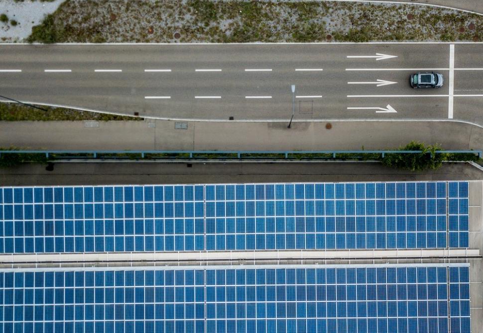 Ilustrasi jalan dan solar panel. [Shutterstock]