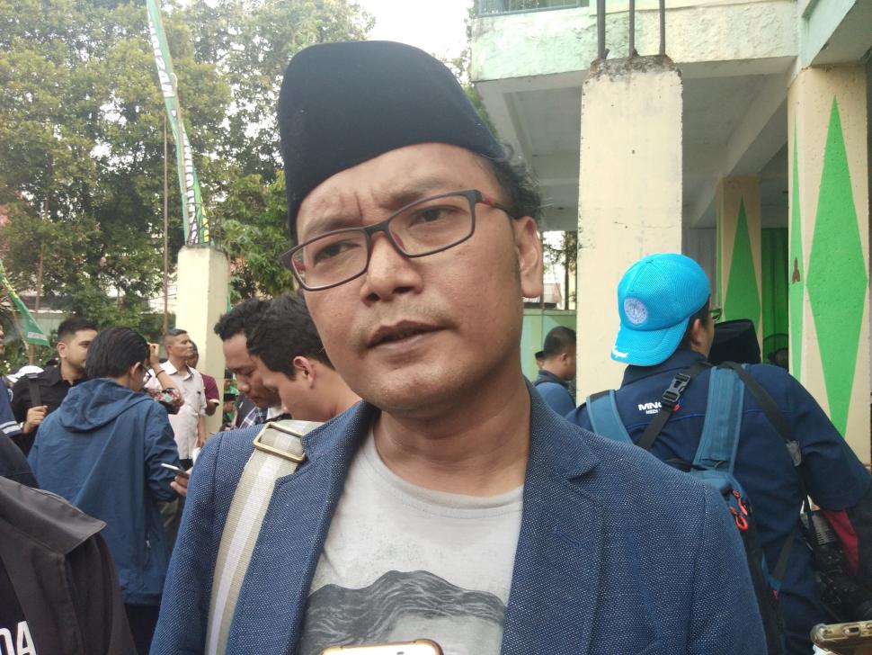 Politisi PSI yang juga Anggota Gerakan Kebangkitan Nusantara (GATARA), Guntur Romli. (Suara.com/Ria Rizki)