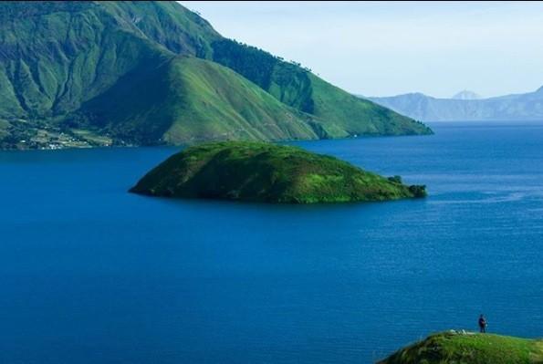 Pemandangan Danau Toba dari Bukit Pangururan. (Suara.com/Silfa Humairah)