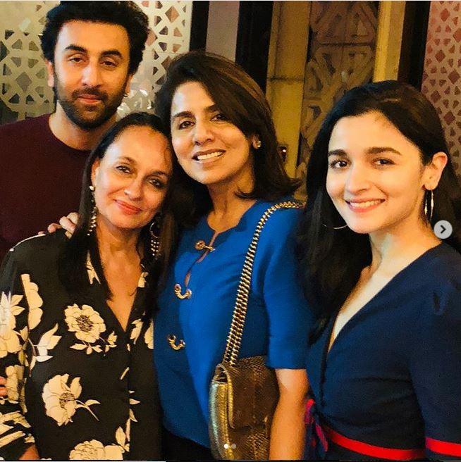 Ranbir Kapoor dan Alia Bhatt bersama ibu masing-masing. (Instagram)