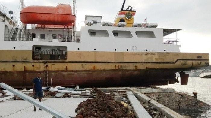 Penampakan kapal Pelni KM Sabuk Nusantara 39 yang terseret dan terhempas ke darat akibat gelombang tsunami menyusul bencana gempa di Palu, Sulawesi Tengah. [Kemenhub/BNPB]