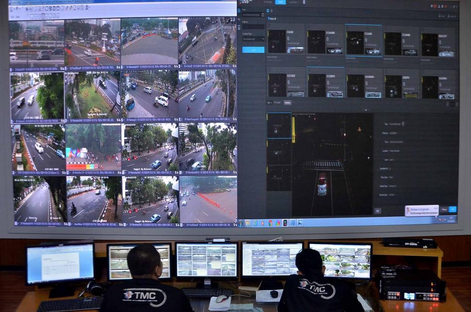 Petugas Traffic Management Center (TMC) memantau pelanggar lalu lintas melalui layar CCTV di ruas jalan Thamrin-Sudirman di ruang kontrol Polda Metro Jaya, Jakarta, Senin (1/10).  [Suara.com/Muhaimin A Untung] 
