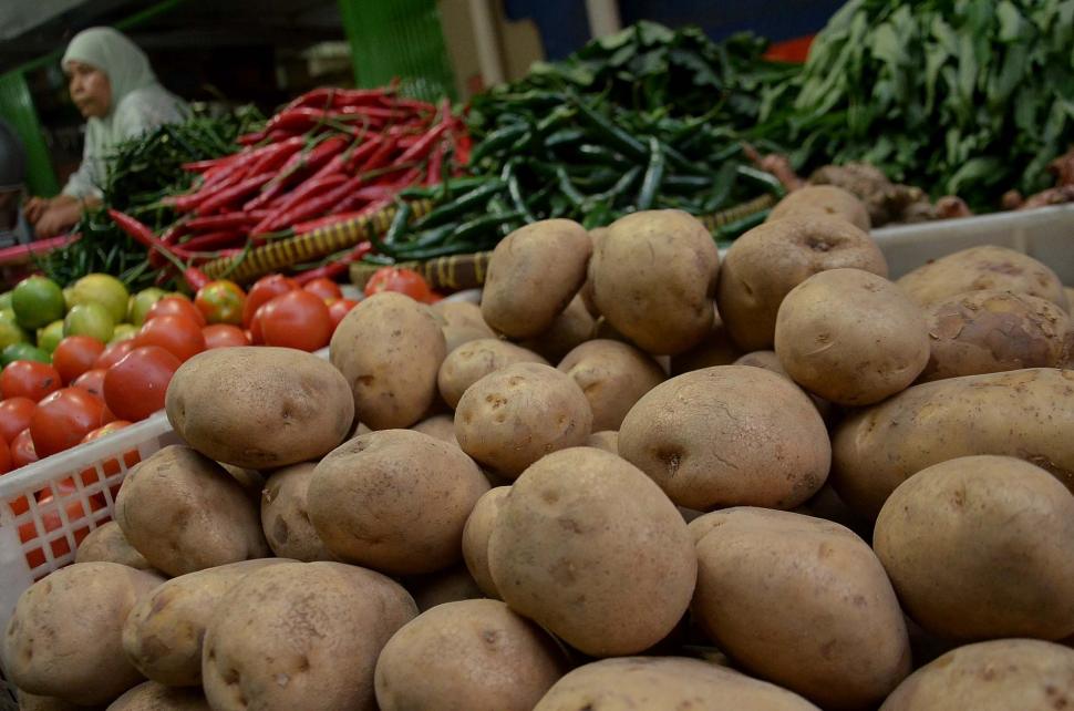 Aktivitas pedagang di Pasar Kramat Jati, Jakarta, Selasa (2/10). [Suara.com/Muhaimin A Untung]