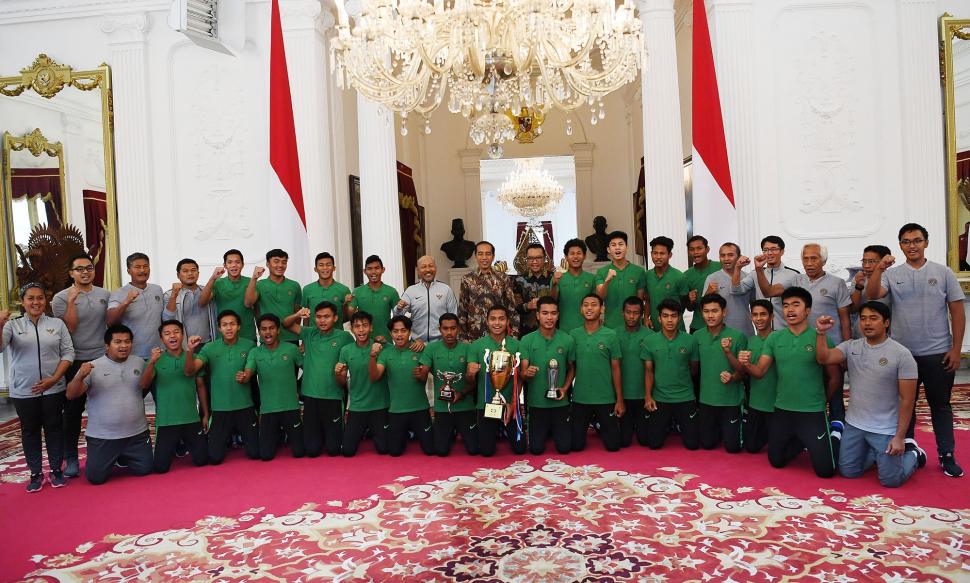 Senyum Timnas U-16 Saat Bertemu Jokowi Senyum Timnas U-16 Saat Bertemu Jokowi