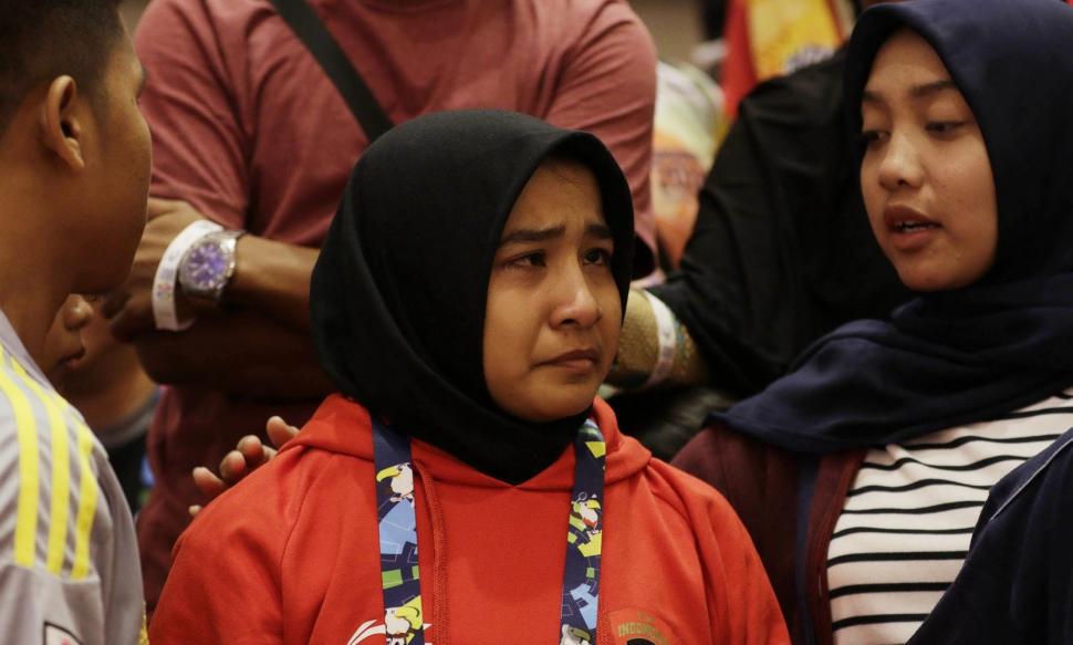 Pejudo putri Indonesia Miftahul Jannah meninggalkan arena usai didiskualifikasi dari pertandingan kelas 52 kg blind judo Asian Para Games 2018 di JIExpo Kemayoran, Jakarta, Senin (8/10), karena tak mau lepas hijab saat bertanding. [Antara/Bola.com/M Iqbal Ichsan]