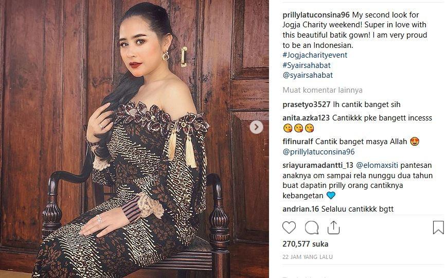 Prilly Latuconsina cantik dan seksi mengenakan batik. (Instagram Prilly Latuconsina)