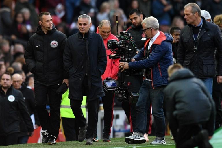 Manajer Manchester United Jose Mourinho berjalan meninggalkan arena pertandingan usai timnya menang dramatis atas Newcastle United di Old Trafford, 8 Oktober 2018 [AFP]