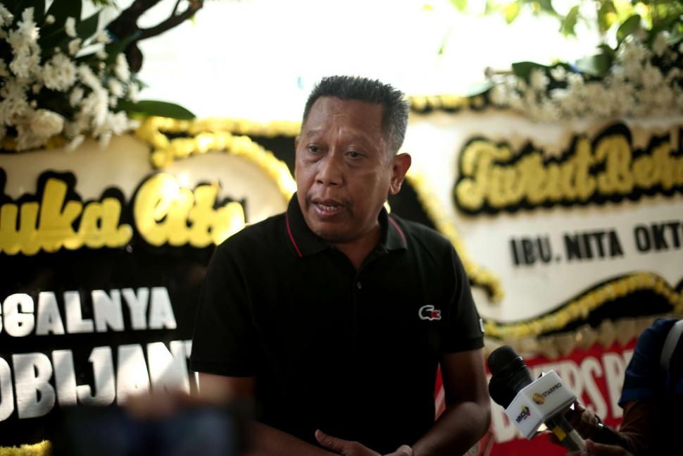 Tukul Arwana saat berada di rumah duka istri Indro Warkop , Kayu Putih, Jakarta Timur, Rabu (10/10). (Suara.com/Fakhri Hermansyah)