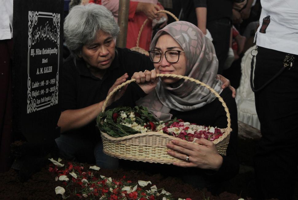 Putri kedua Indro Warkop Satya Paramitha Hada saat pemakaman Almarhumah Nita Octobijanthy di TPU Tanah Kusir, Jakarta Selatan, Rabu (10/10). (Suara.com/Fakhri Hermansyah)