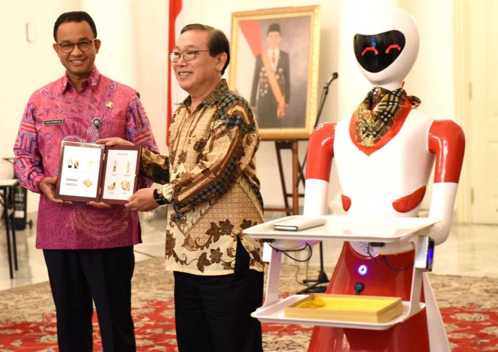 GUbernur DKI Jakarta Anies Baswedan (kiri) bersama Ketua Yayasan Pendidikan Robotik Indonesia Wahidin Wahab (kanan) saat penandatanganan kerjasama di ruang Balairung, Balai Kota, Jakarta Pusat, Kamis (11/10). (Suara.com/Fakhri Hermansyah)