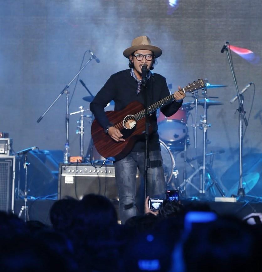 Sandy Canester dalam Konser Solidaritas Indonesia untuk Sulteng. (Ferry Noviandi/Suara.com)