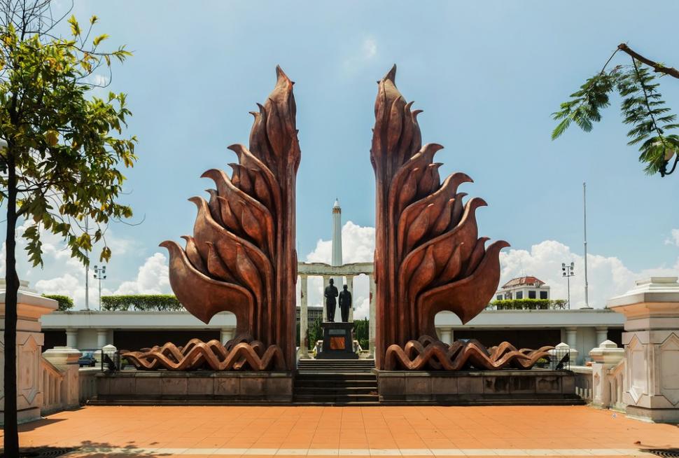 Tugu Pahlawan, salah satu landmark Surabaya, tempat berlangsungnya peperangan 10 November 1945 [Shutterstock].