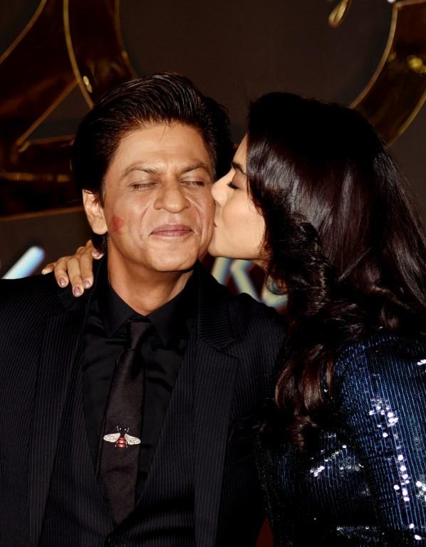 Kajol mencium mesra Shahrukh Khan di perayaan 20 tahun Kuch Kuch Hota Hai. (Sujit Jaiswal / AFP)